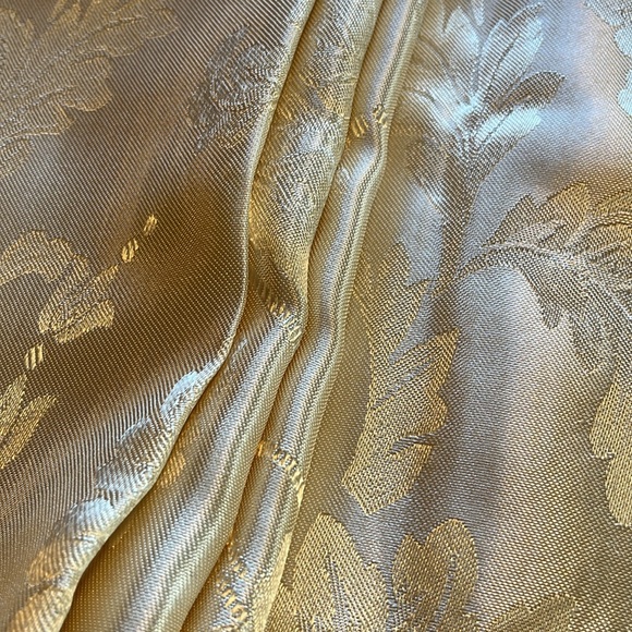 Tablecloth for Special Occasions or to Make the Time Together Special - Picture 6 of 9